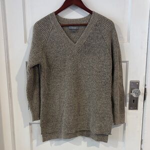 Natural Reflections Heathered Tan and Gray V-Neck Sweater Size M